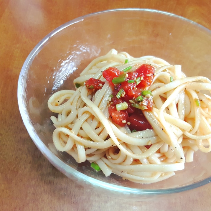 残りうどんで作る トマトのまぜそば風